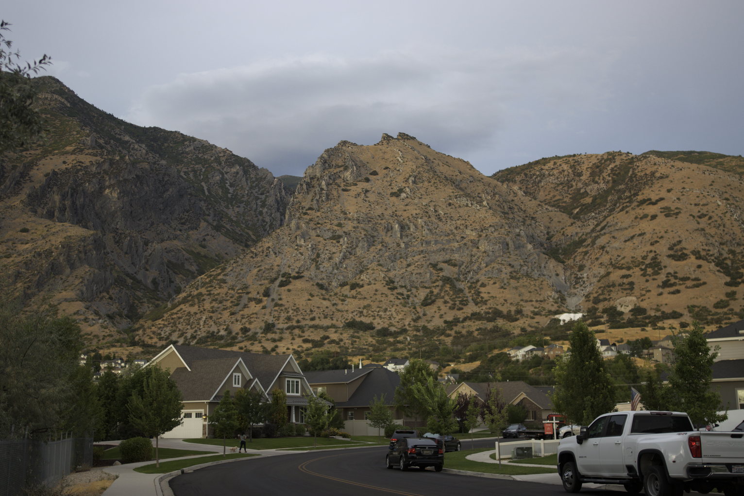 Mountains rise up over a neighborhood.